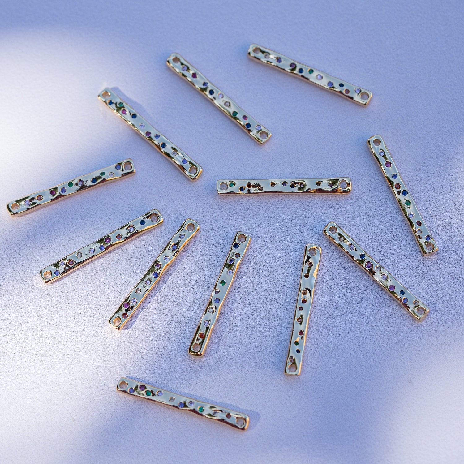 Connecteur barre en laiton plaqué or 18k et zirconium colorés de 29 mm ( à l&