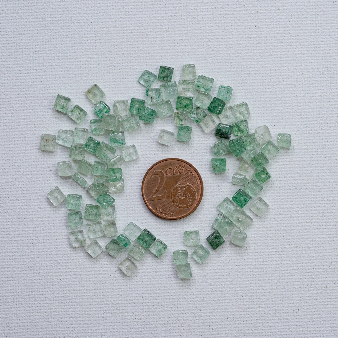 Perles carrées plates lisses de Quartz à inclusions de Fuschite de env 4 mm ( lot de 8 perles )