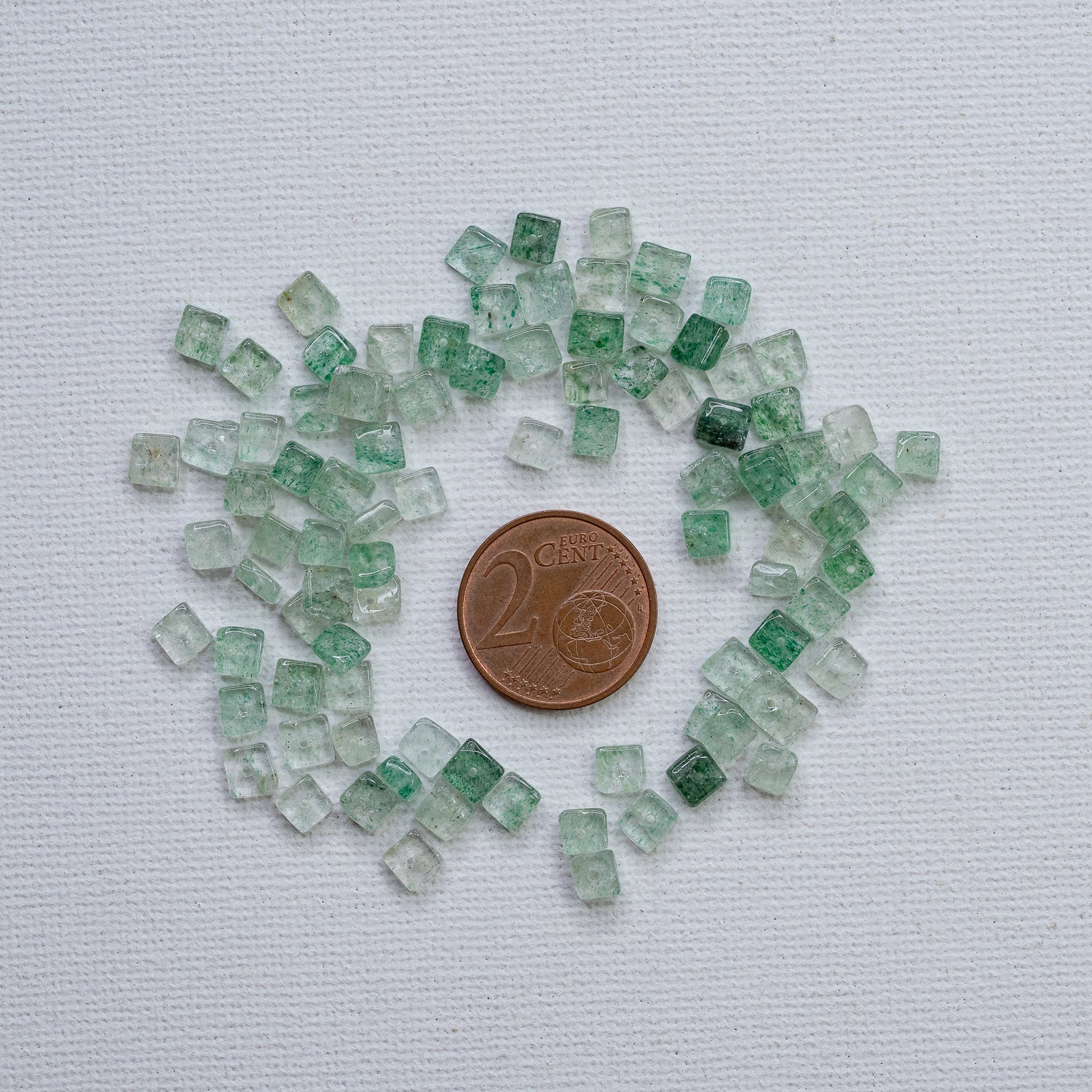Perles carrées plates lisses de Quartz à inclusions de Fuschite de env 4 mm ( lot de 8 perles )