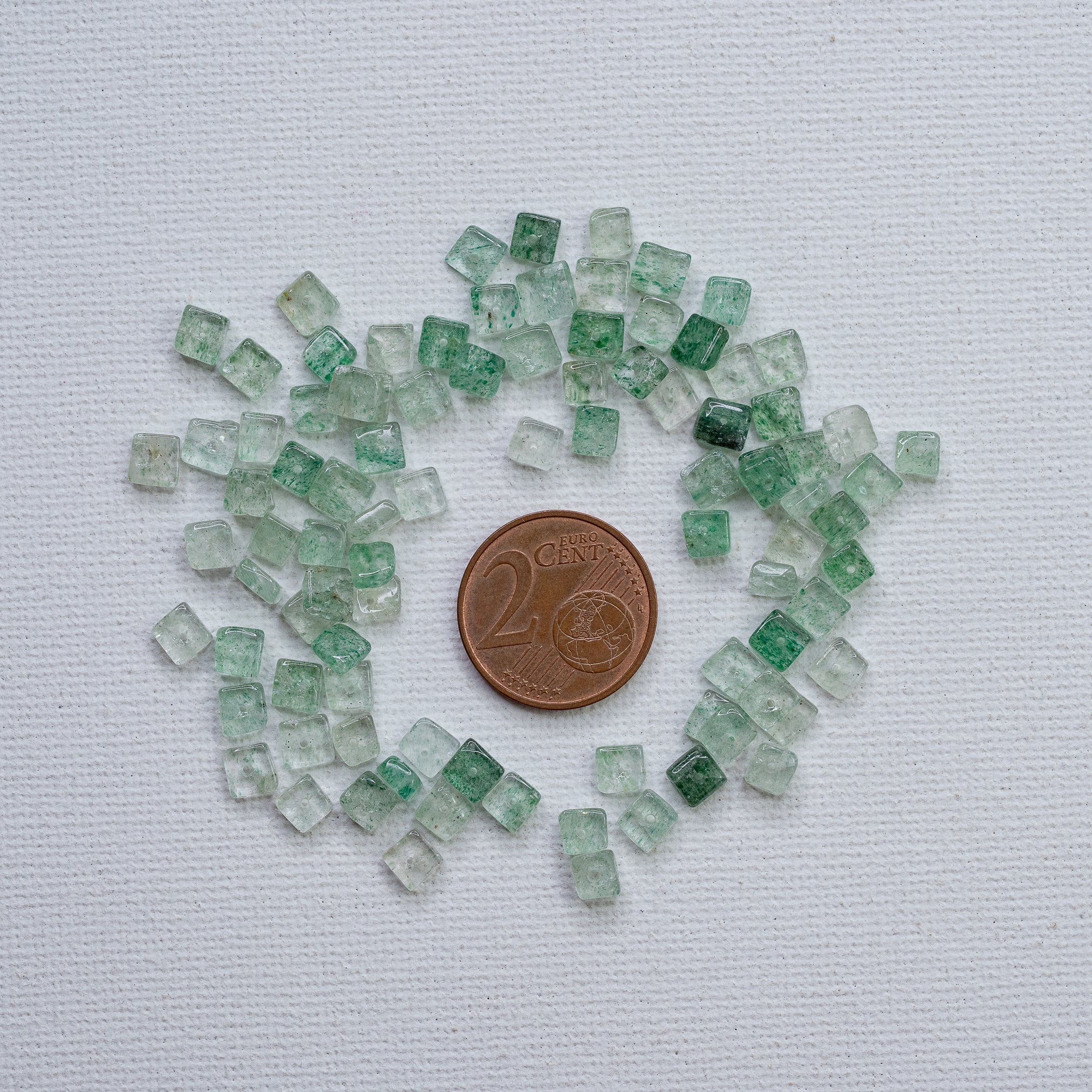 Perles carrées plates lisses de Quartz à inclusions de Fuschite de env 4 mm ( lot de 8 perles )