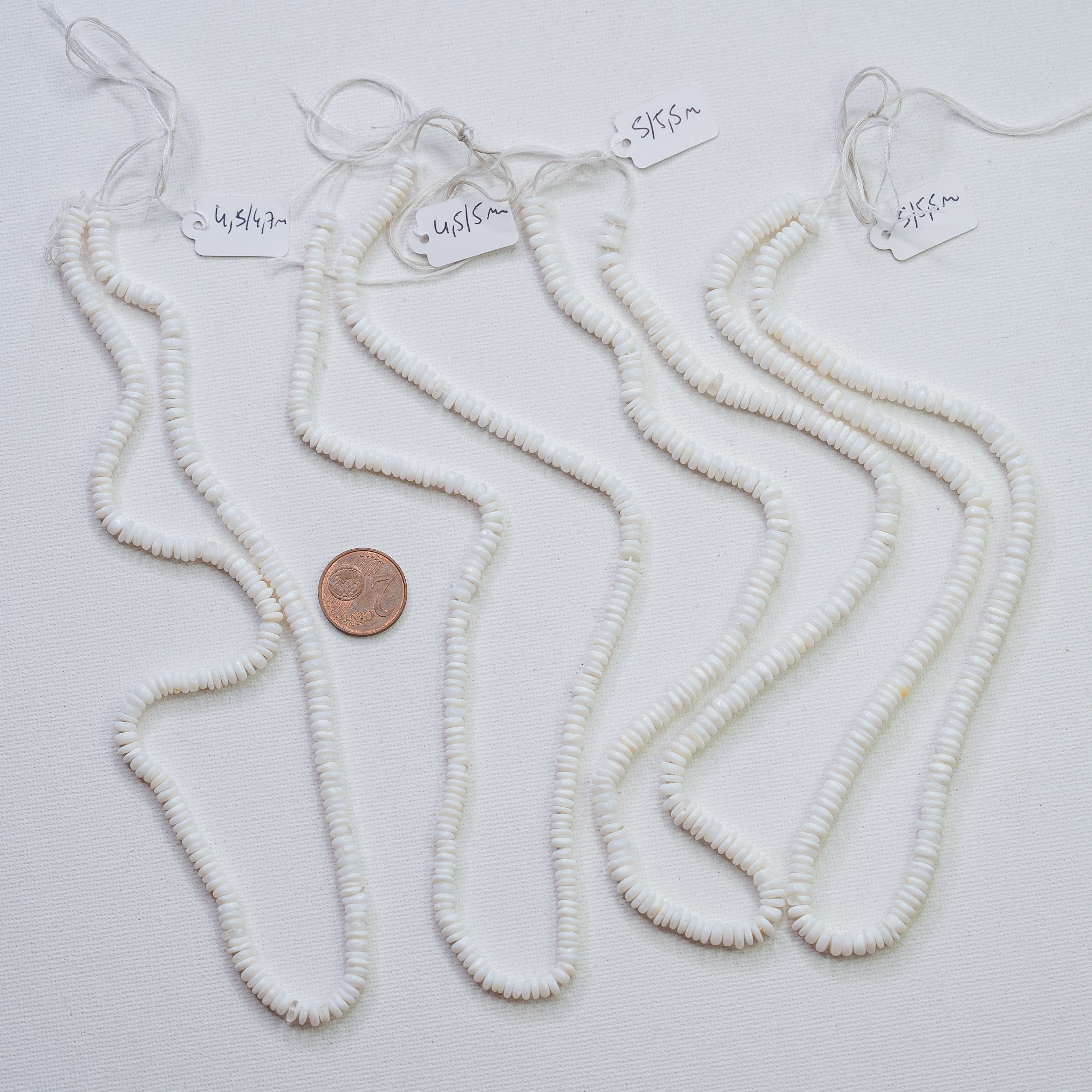 Perles rondelles lisses en Opale blanche de env 4,5/5,5 mm ( rang ou 1/2 rang )