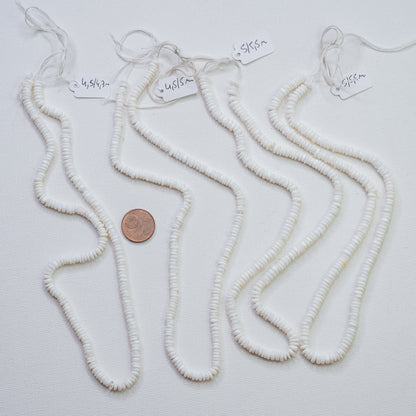 Perles rondelles lisses en Opale blanche de env 4,5/5,5 mm ( rang ou 1/2 rang )