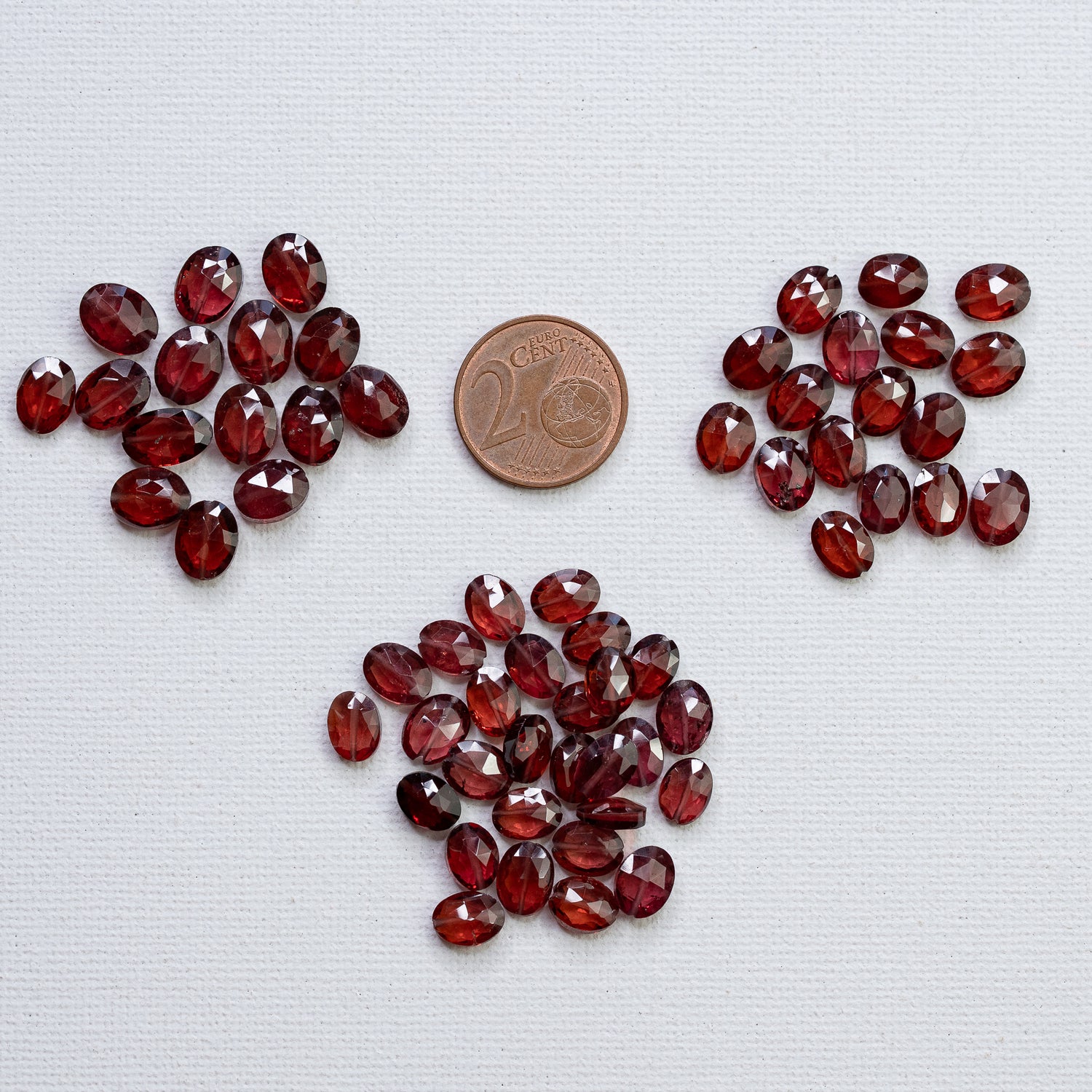 Perles ovales facettes de Grenat almandin de 7/8 mm ( lot de 2 perles )