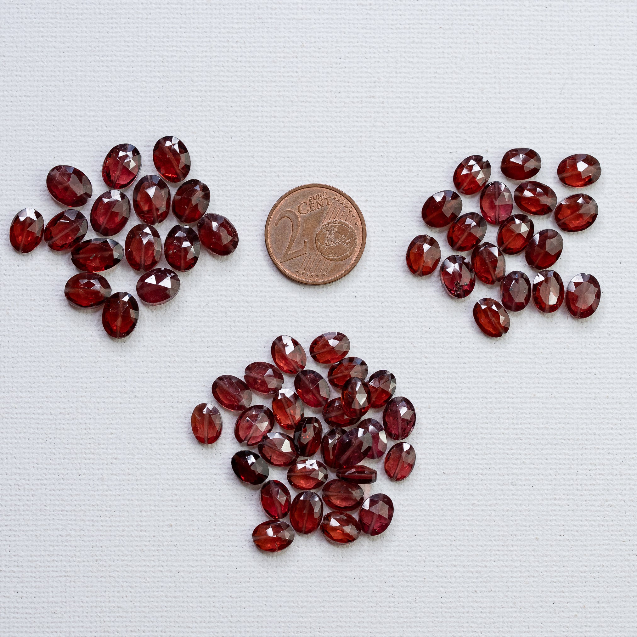 Perles ovales facettes de Grenat almandin de 7/8 mm ( lot de 2 perles )