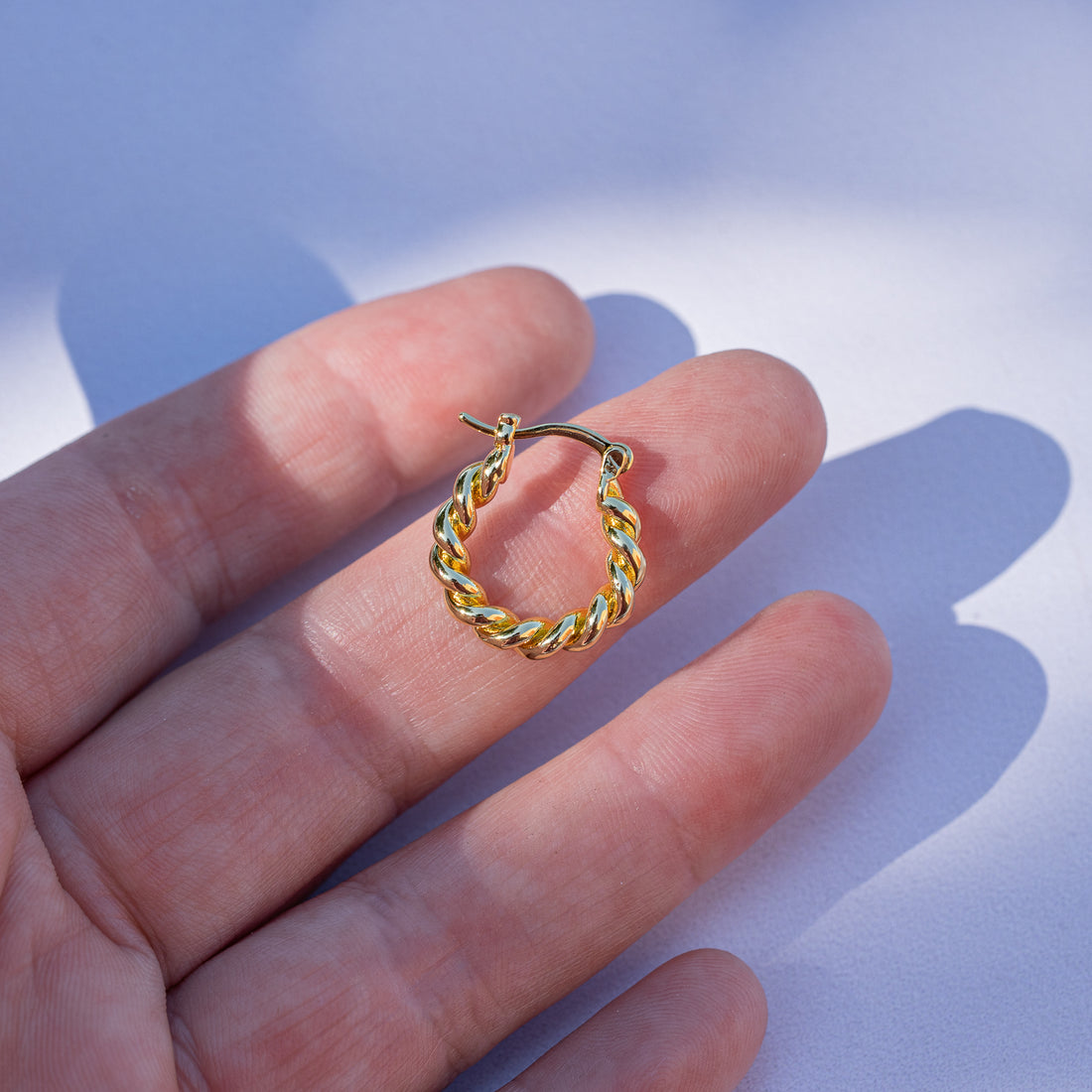 Créoles rondes torsadées en laiton plaqué or 18k de 17 mm ( la paire )