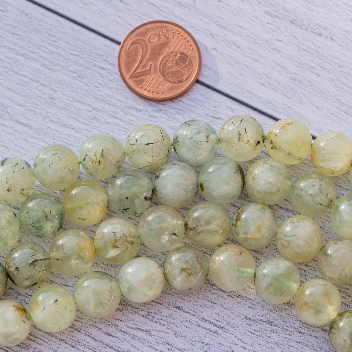 Perles rondes lisses de Préhnite verte de 10,5 mm ( 1/2 rang de env 18 perles )
