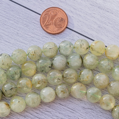 Perles rondes lisses de Préhnite verte de 10,5 mm ( 1/2 rang de env 18 perles )