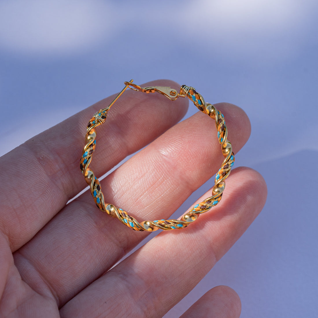 Créoles rondes torsadées émaillées en acier inox 316L plaqué or 18k de 39 mm ( la paire )