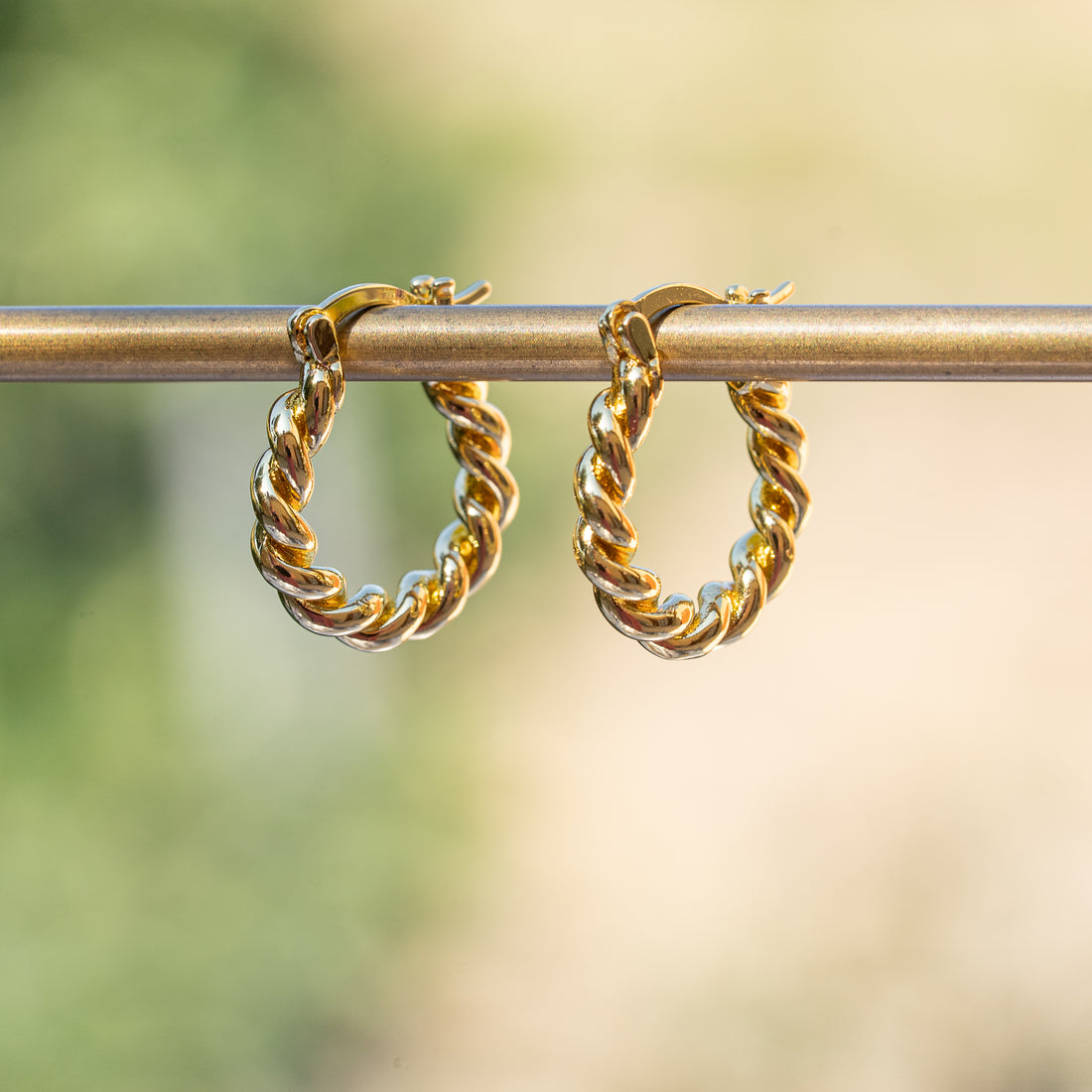 Créoles rondes torsadées en laiton plaqué or 18k de 17 mm ( la paire )