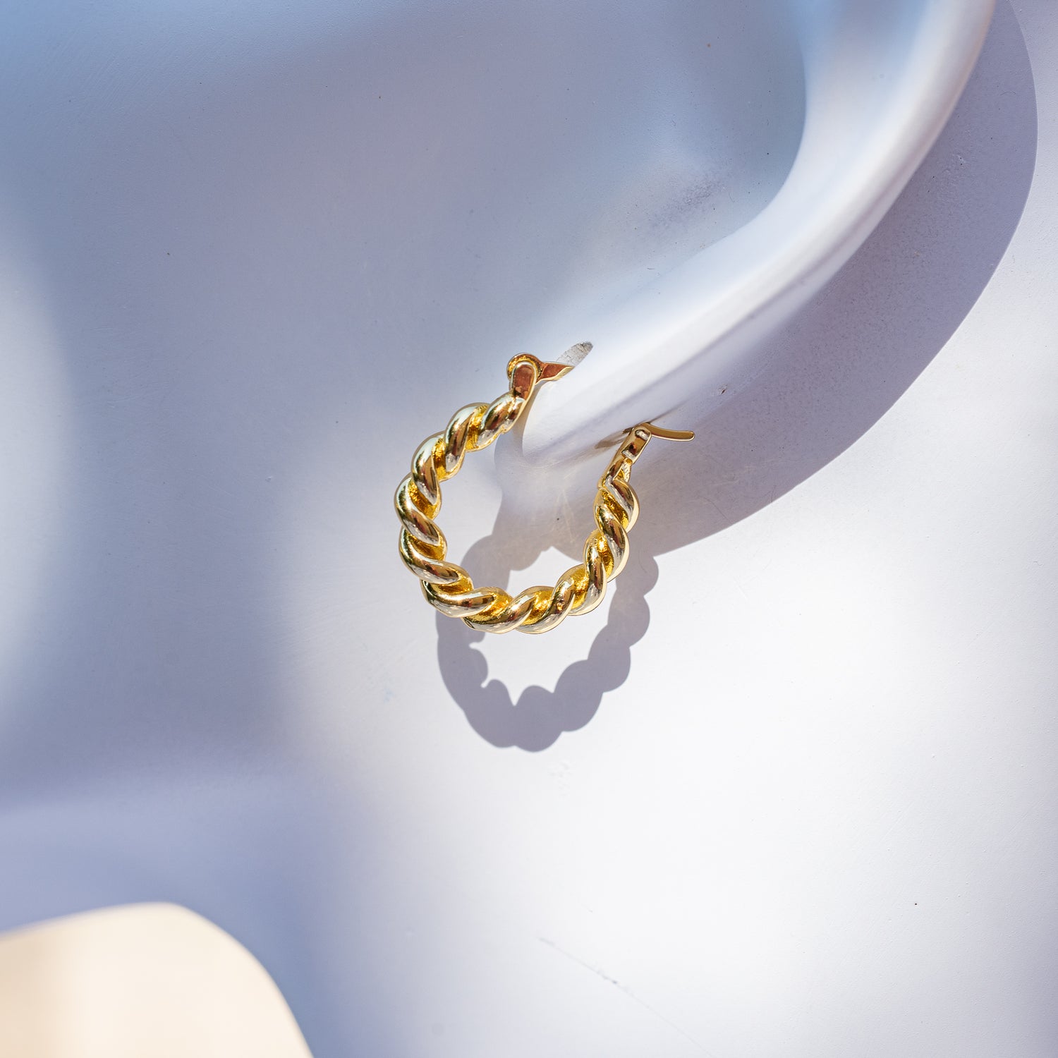 Créoles rondes torsadées en laiton plaqué or 18k de 17 mm ( la paire )