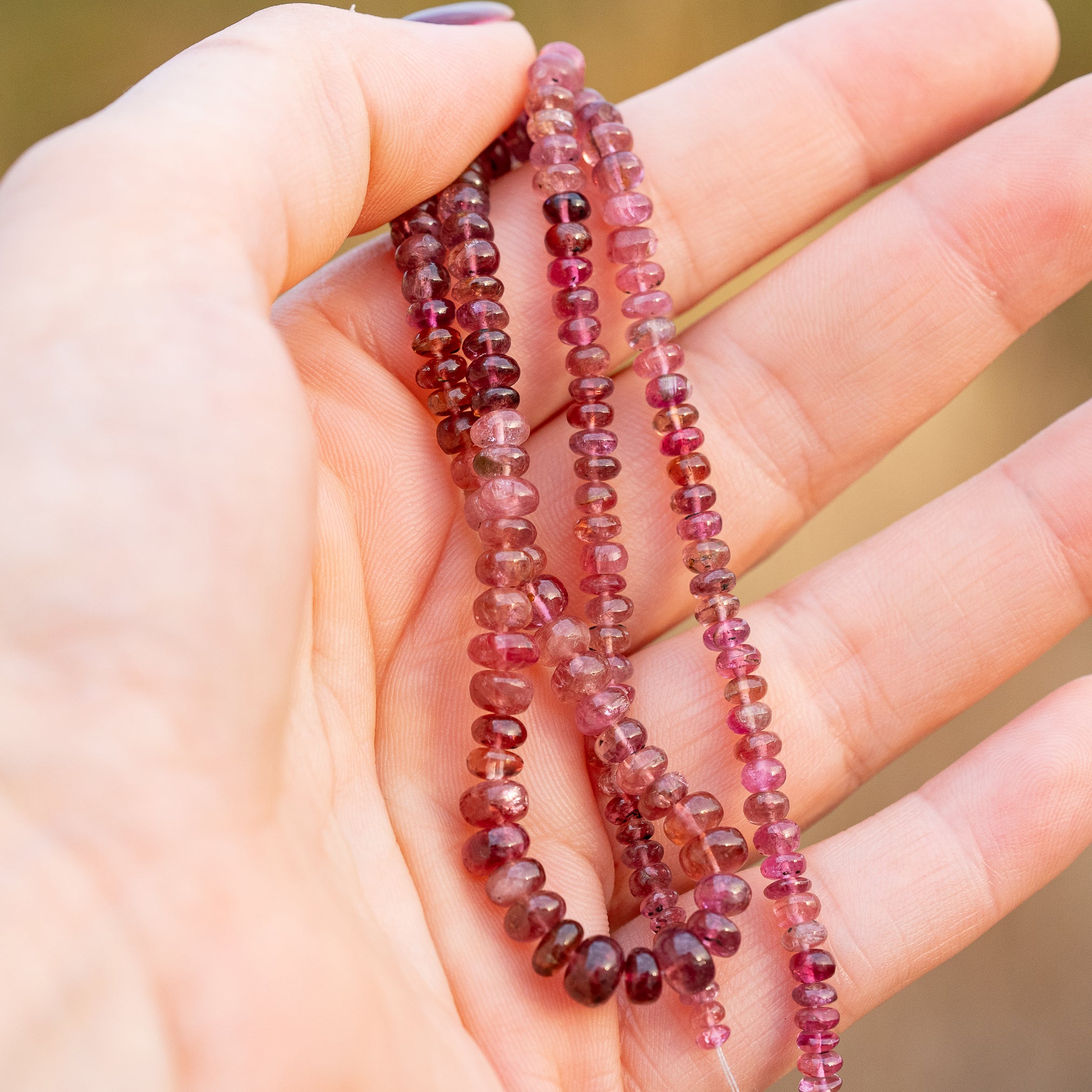 Perles rondelles lisses de Tourmaline rose de env 3,5 à 5,5 mm ( lot de 4 perles )
