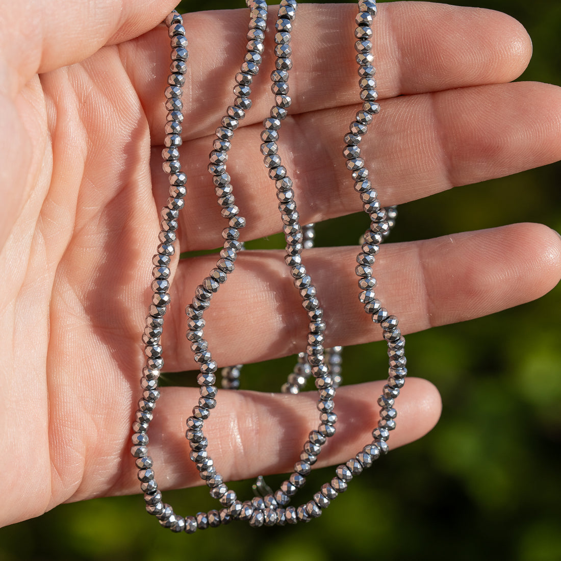 Perles rondelles facettes Hématite synthétique argentées de 3 x 2 mm ( rang de env 184 perles )