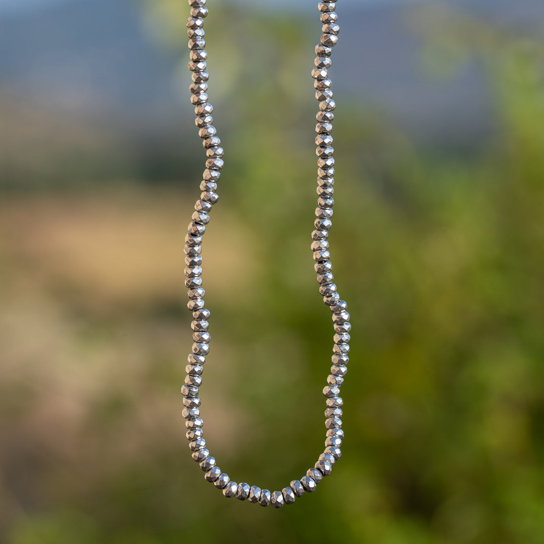 Perles rondelles facettes Hématite synthétique argentées de 3 x 2 mm ( rang de env 184 perles )