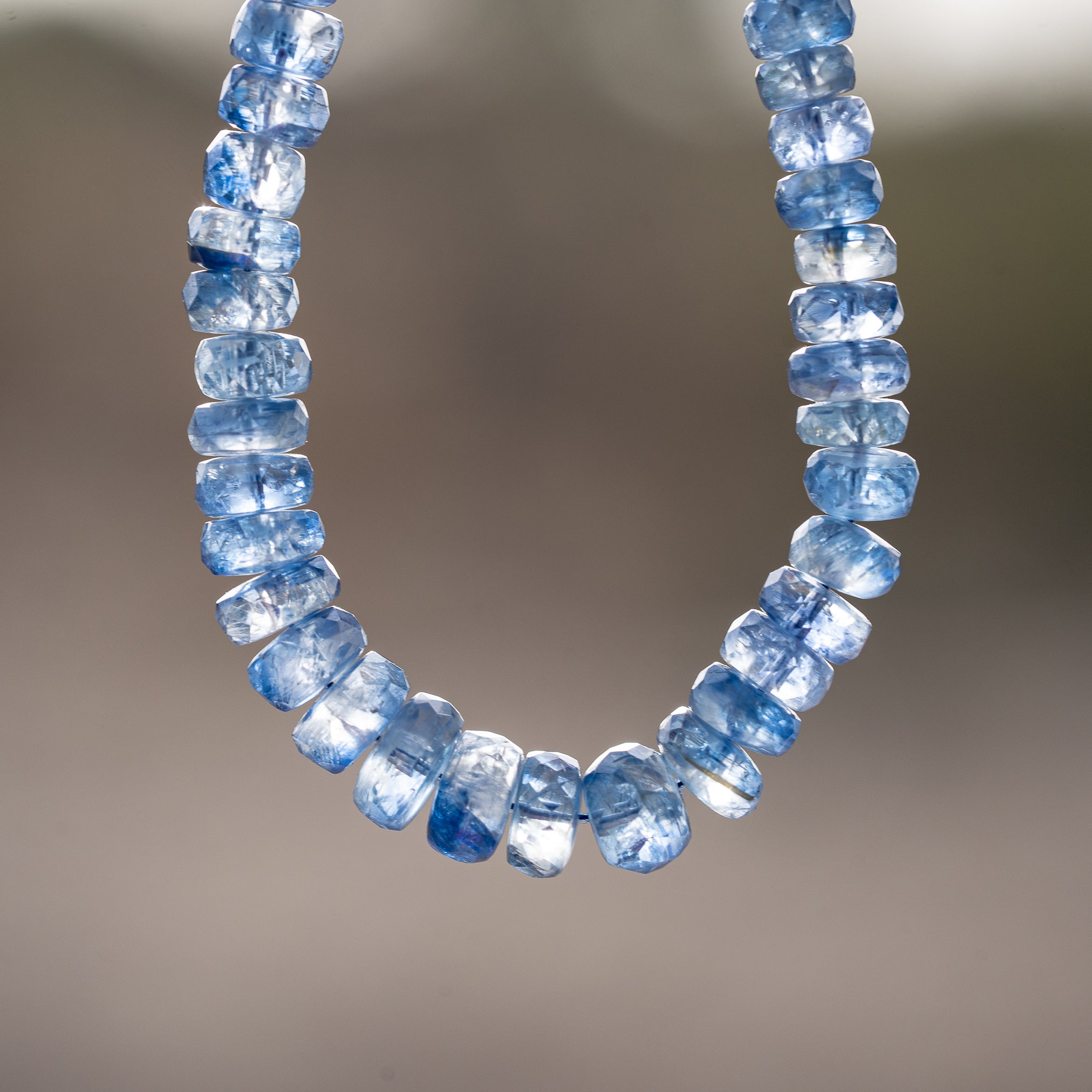 Perles rondelles facettes de Cyanite bleue de env 3 à 6,7 mm ( lot de 4 perles )