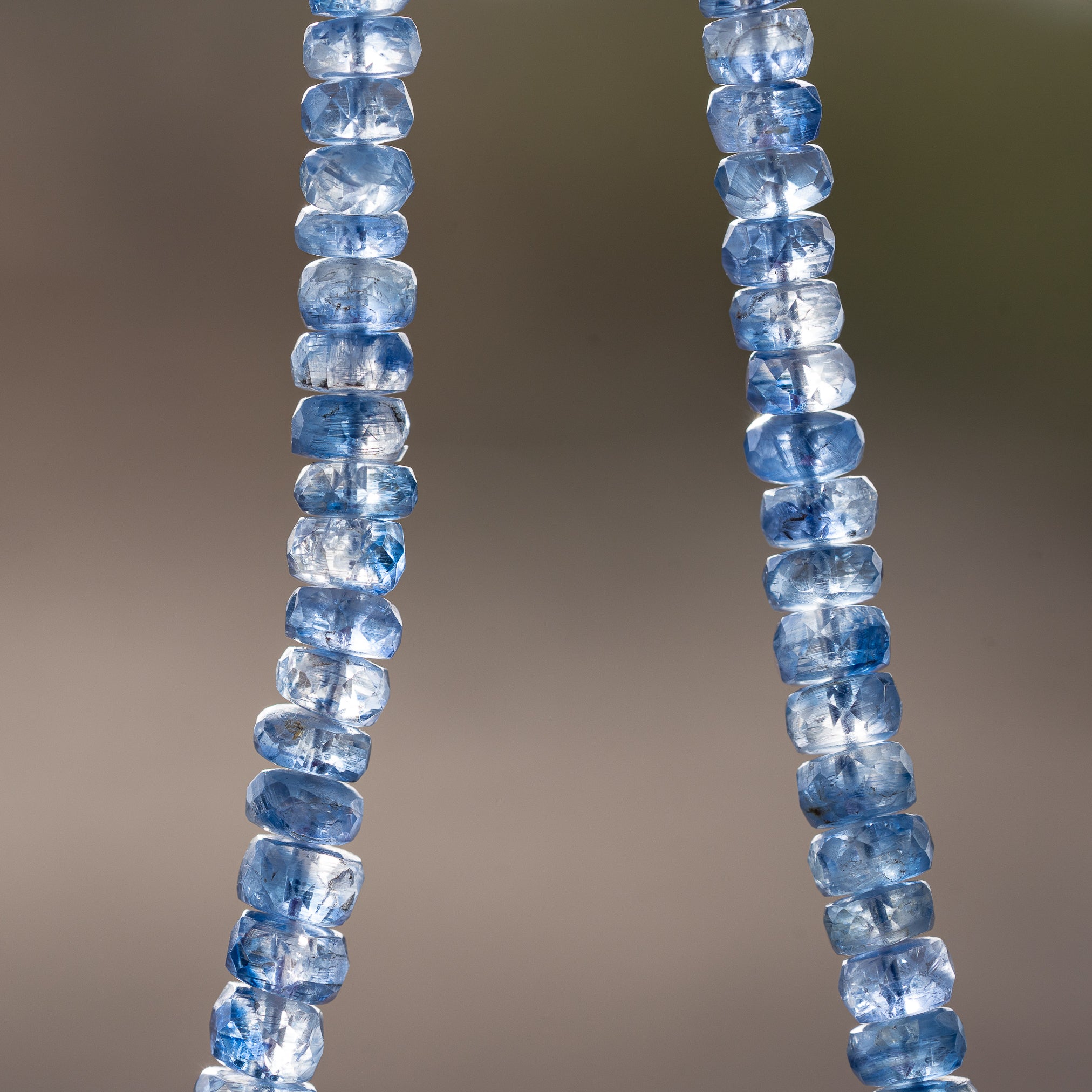 Perles rondelles facettes de Cyanite bleue de env 3 à 6,7 mm ( lot de 4 perles )