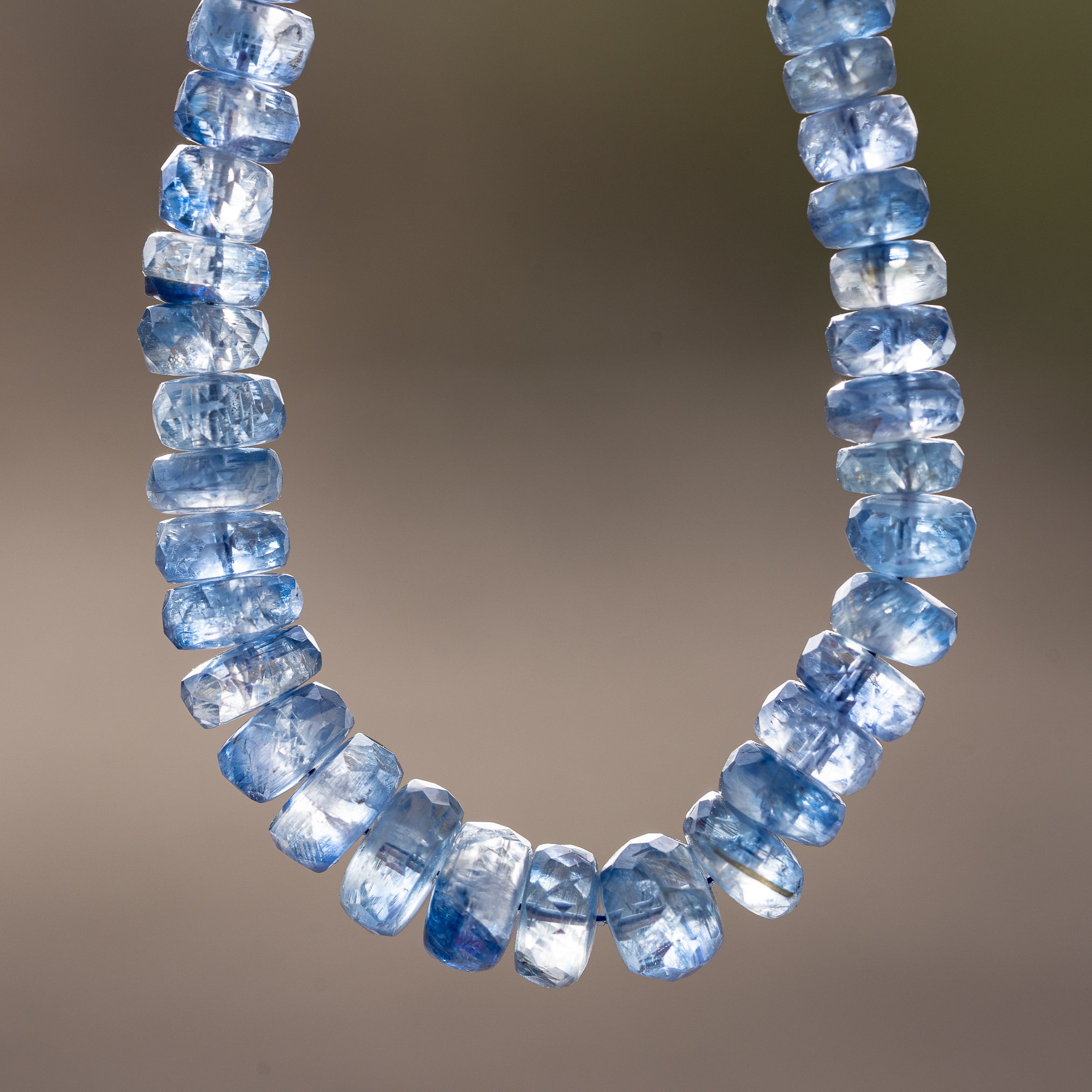 Perles rondelles facettes de Cyanite bleue de env 3 à 6,7 mm ( lot de 4 perles )