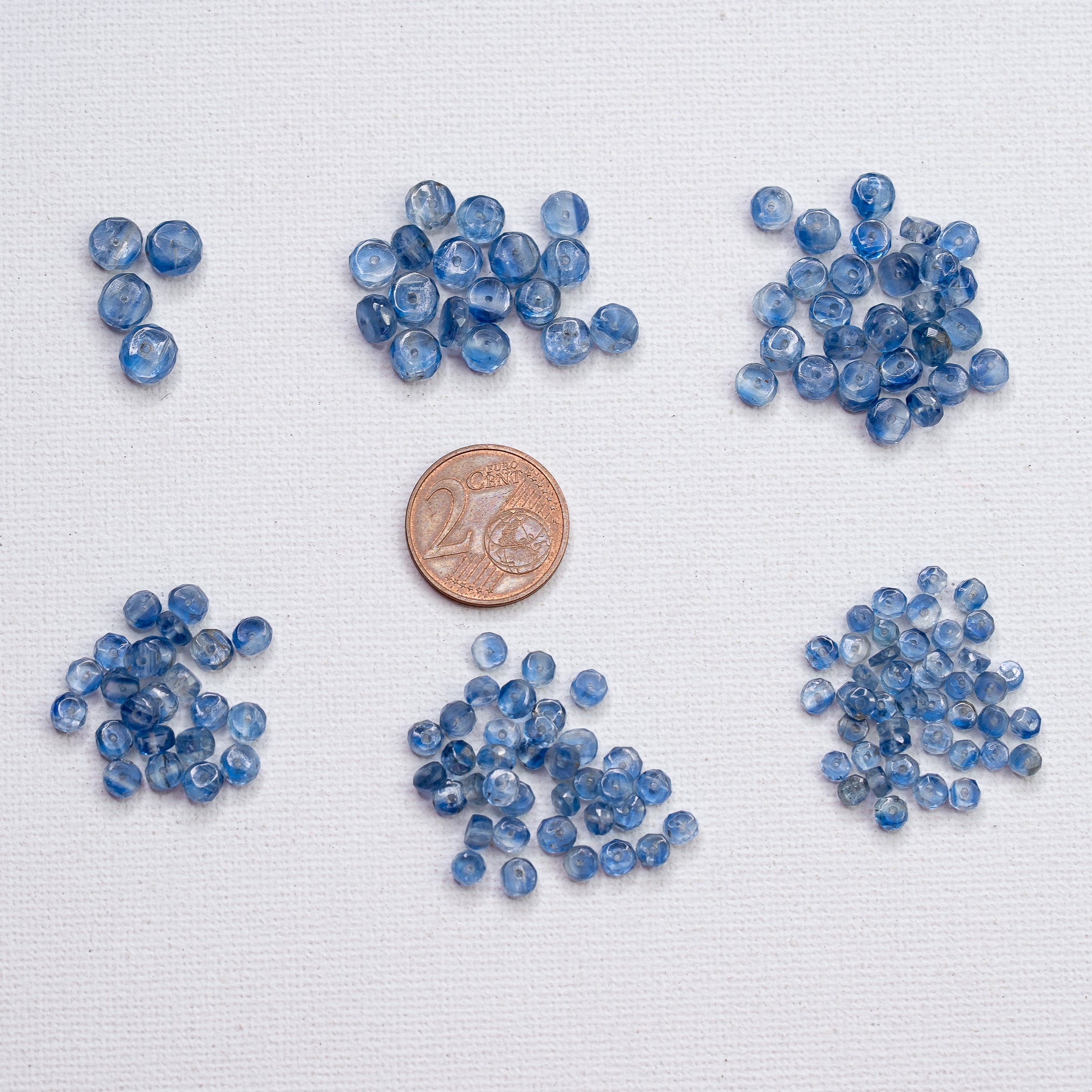 Perles rondelles facettes de Cyanite bleue de env 3 à 6,7 mm ( lot de 4 perles )