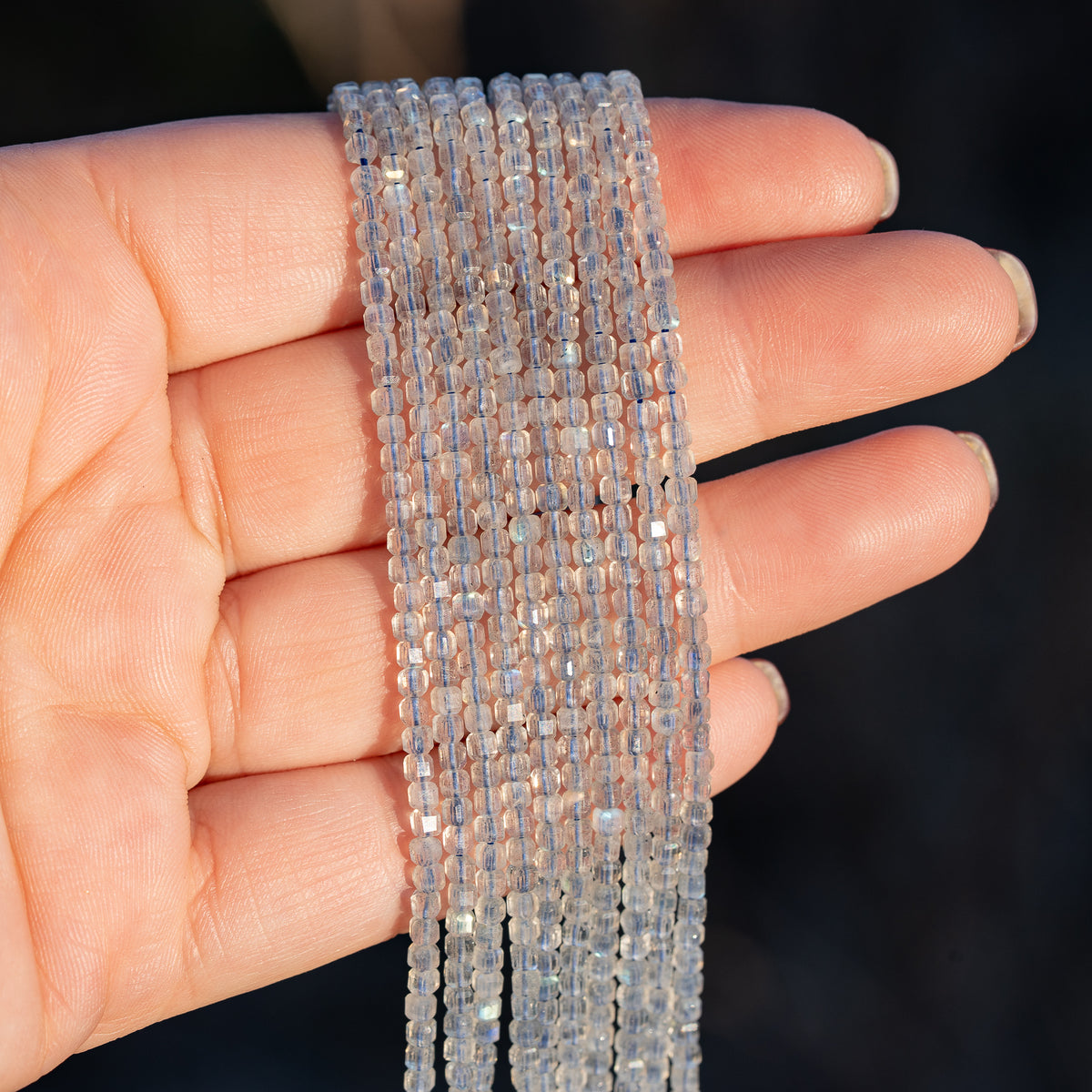Perles cubes facettes de Labradorite de 2,5 mm ( rang de env 158 perles )