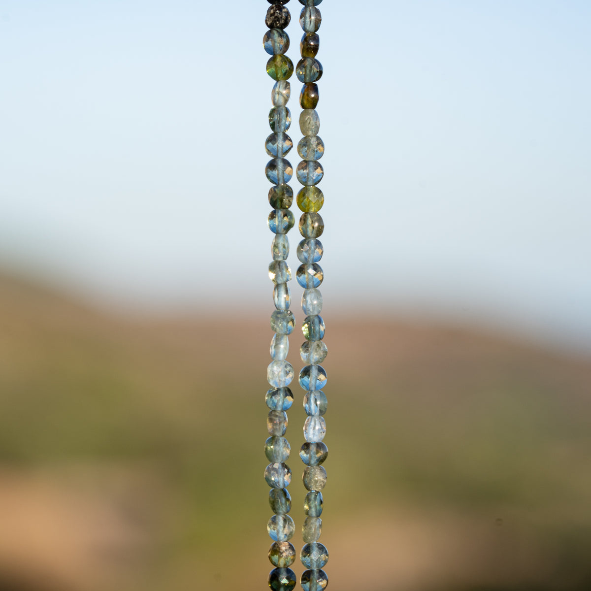 Perles rondes plates facettes de Tourmaline bleue de 3,5 x 2,3 mm ( rang de env 116 perles )