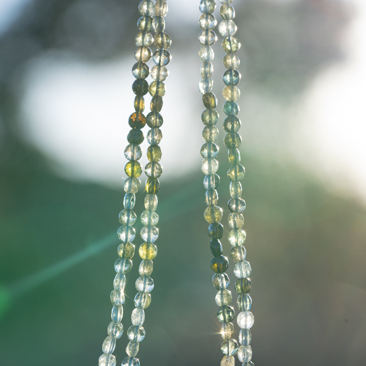 Perles rondes plates facettes de Tourmaline bleue de 3,5 x 2,3 mm ( rang de env 116 perles )