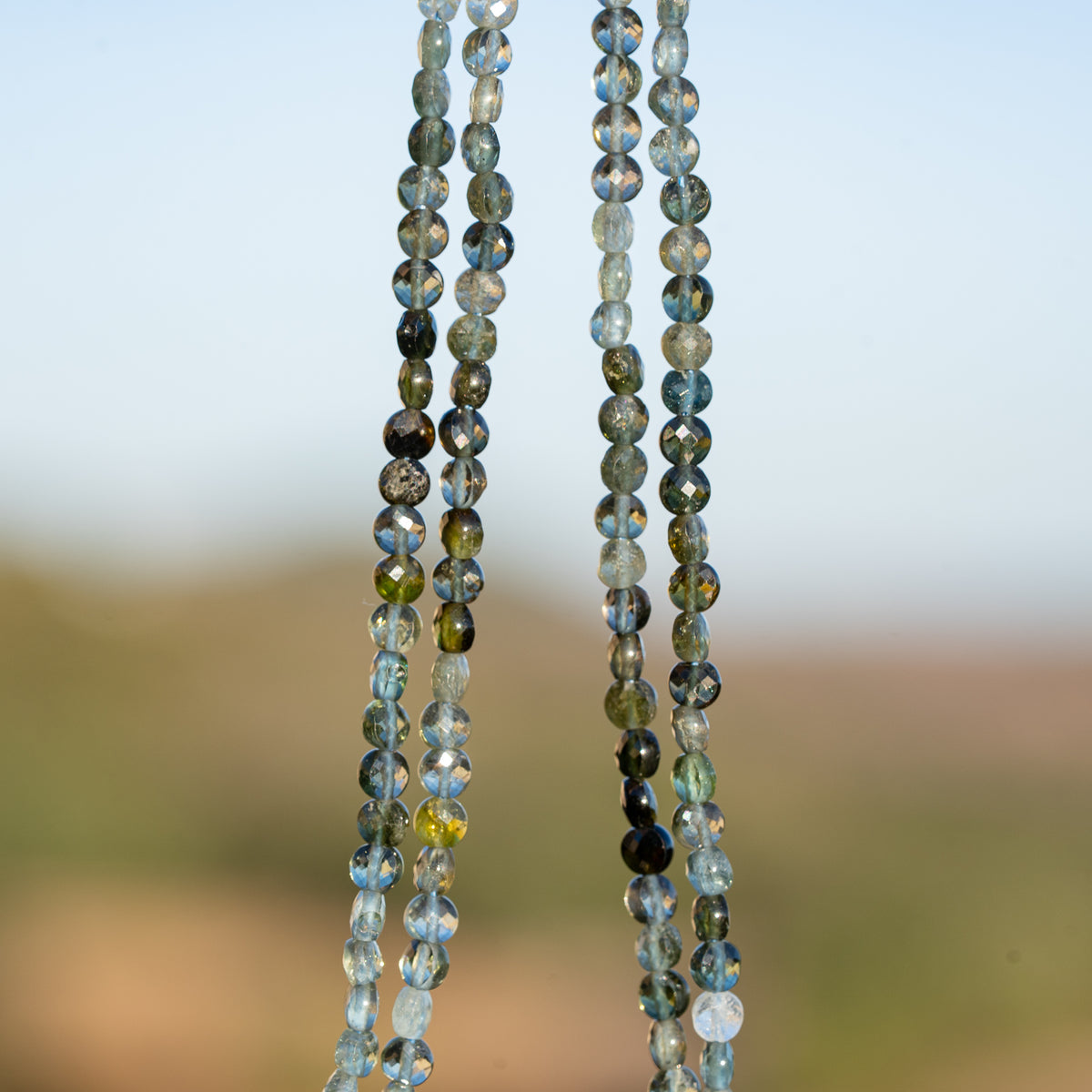 Perles rondes plates facettes de Tourmaline bleue de 3,5 x 2,3 mm ( rang de env 116 perles )