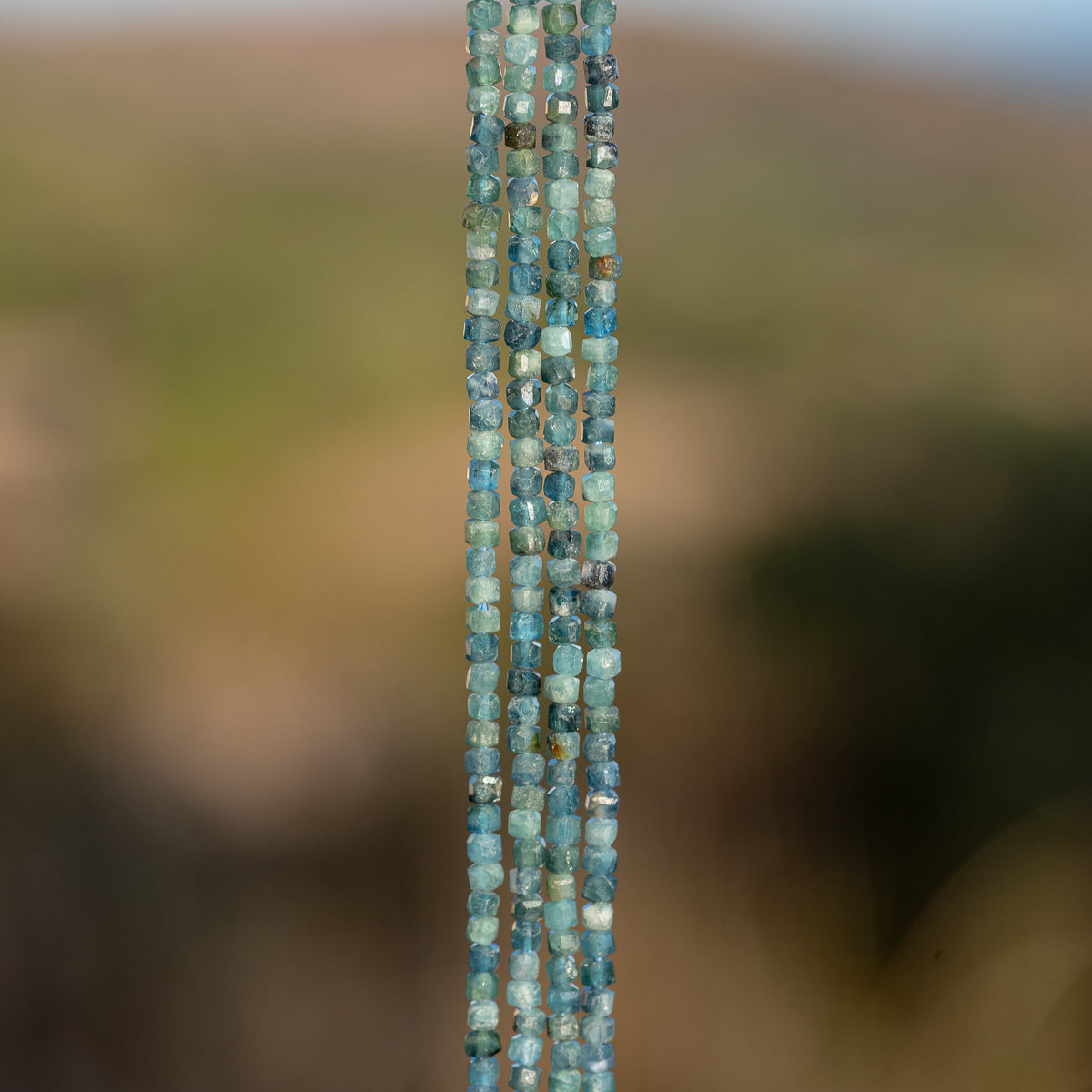 Perles cubes facettes de Tourmaline bleue de 2 mm ( rang de env 192 perles )