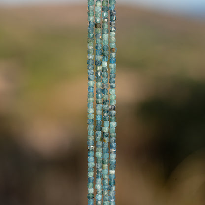 Perles cubes facettes de Tourmaline bleue de 2 mm ( rang de env 192 perles )