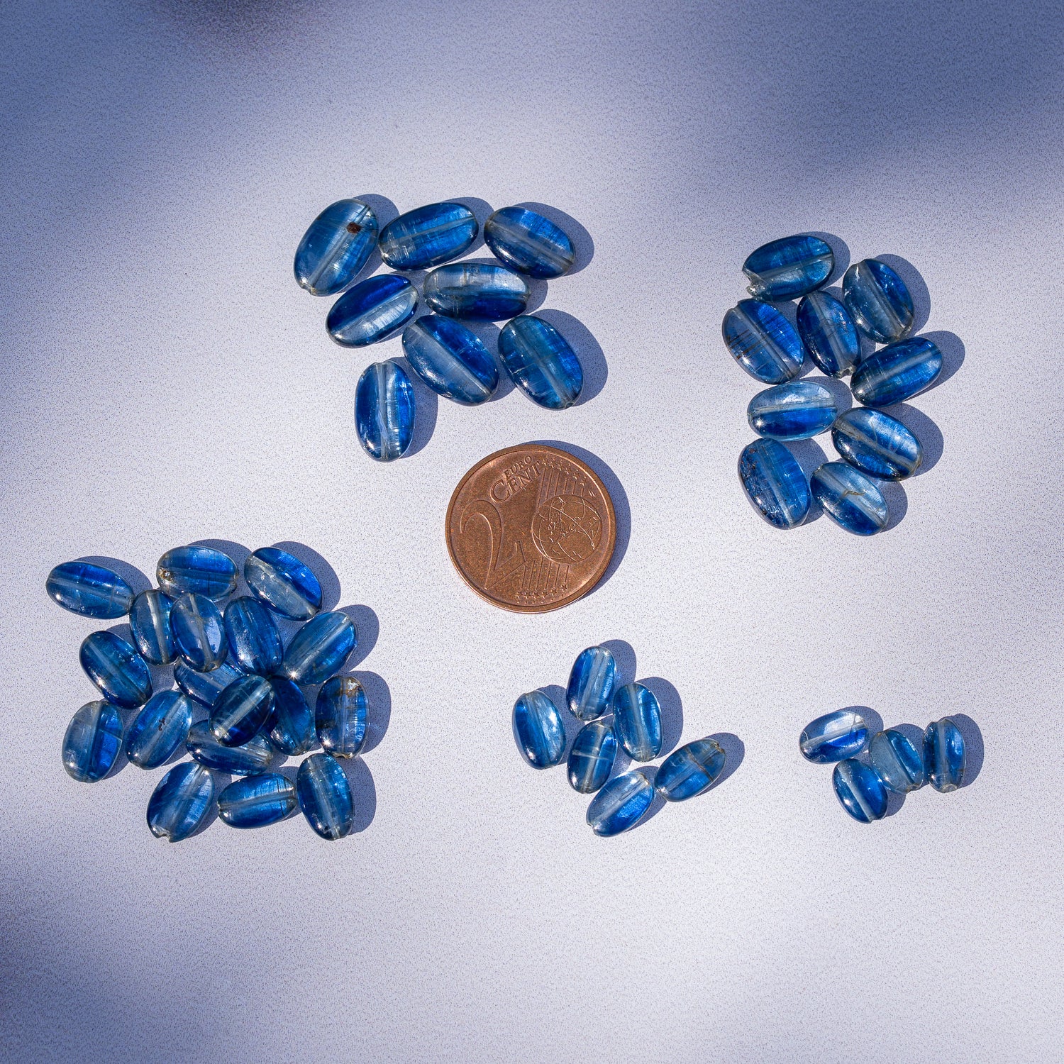 Perles ovales lisses de Cyanite bleue de env 7,5 à 12 mm ( à l&