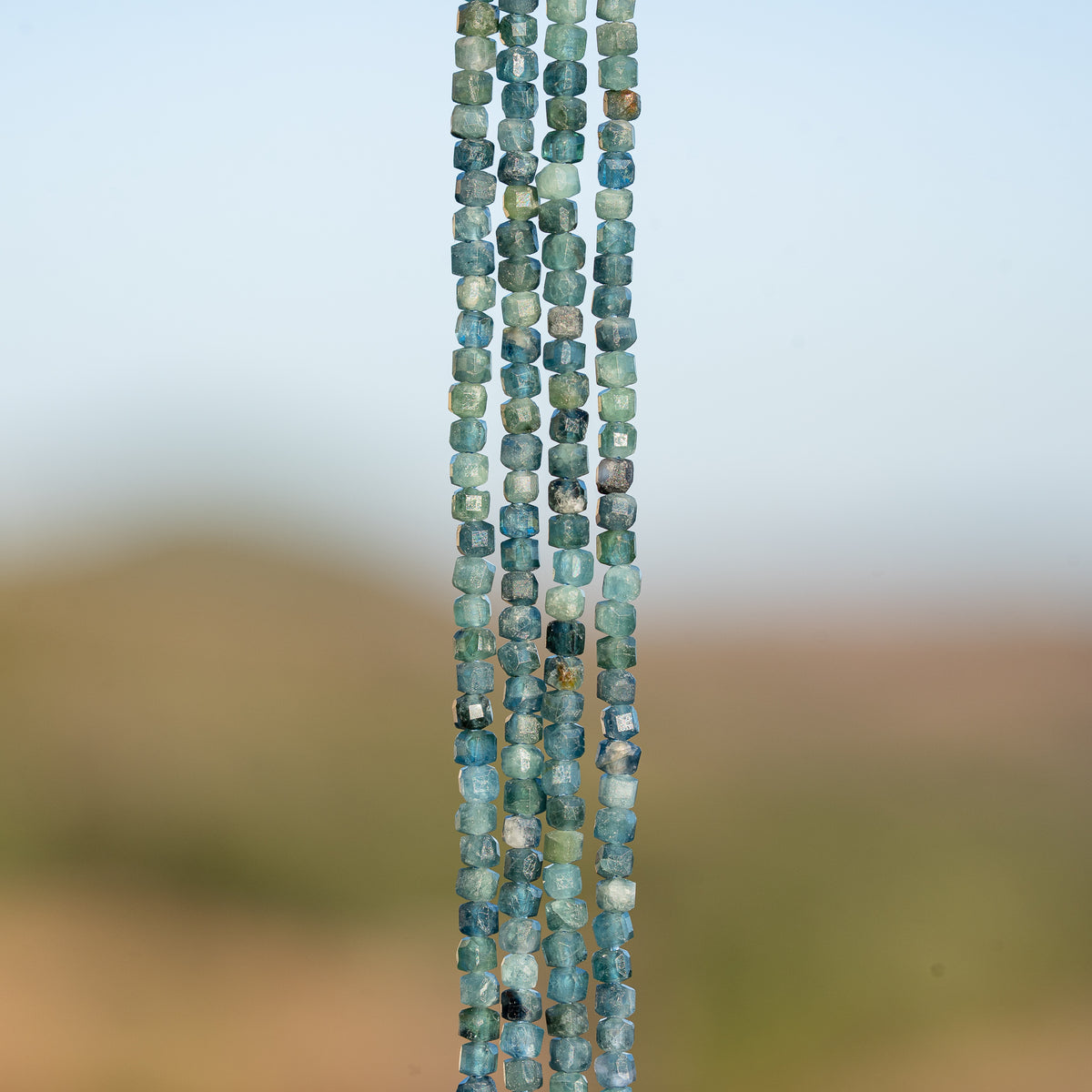 Perles cubes facettes de Tourmaline bleue de 2 mm ( rang de env 192 perles )