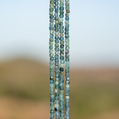 Perles cubes facettes de Tourmaline bleue de 2 mm ( rang de env 192 perles )