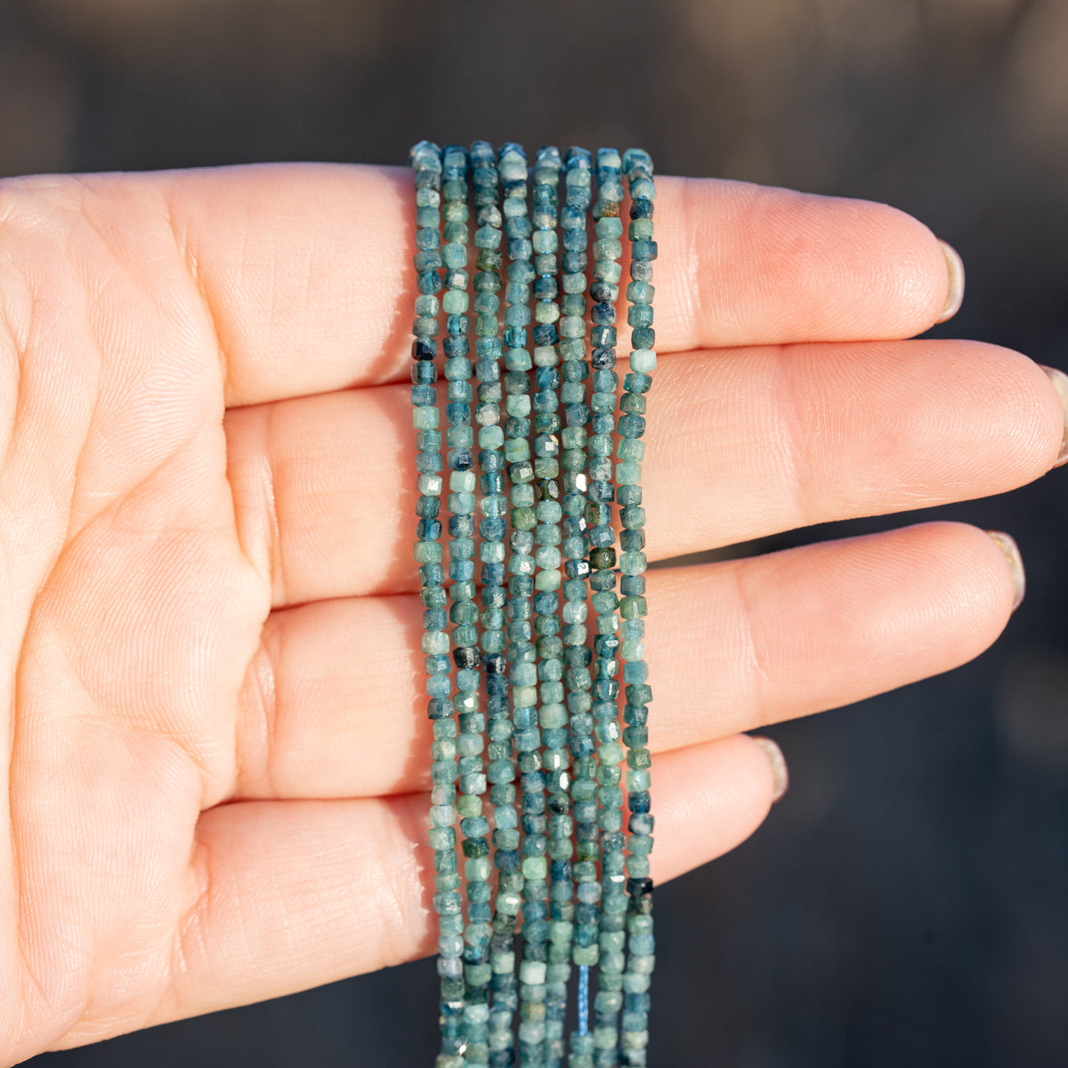 Perles cubes facettes de Tourmaline bleue de 2 mm ( rang de env 192 perles )