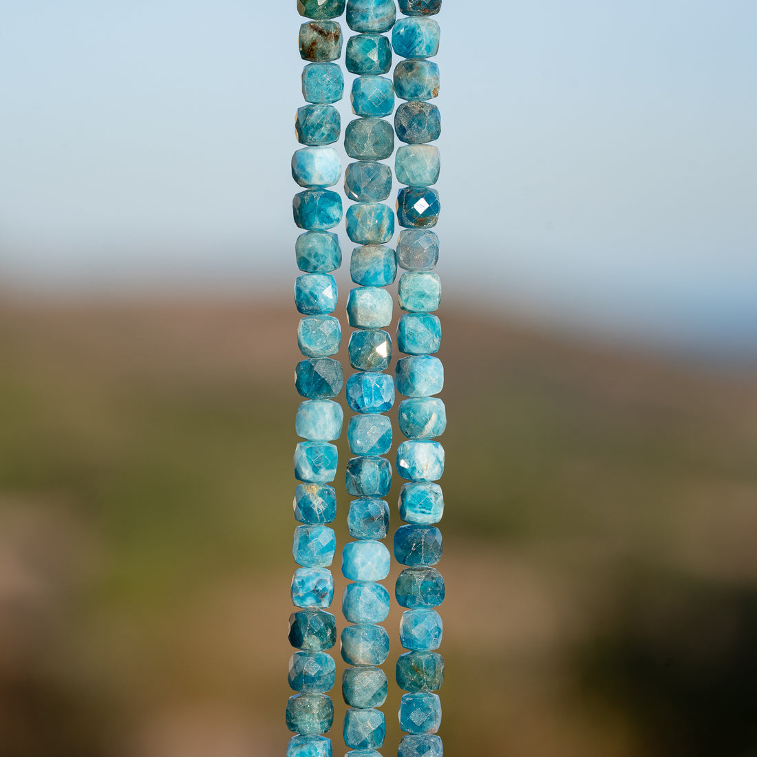 Perles cubes facettes en Apatite bleue de 5 mm ( 1/2 rang de env 46 perles )