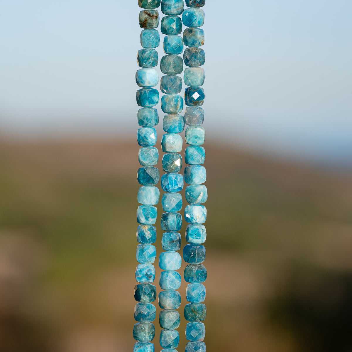 Perles cubes facettes en Apatite bleue de 5 mm ( 1/2 rang de env 46 perles )
