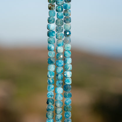 Perles cubes facettes en Apatite bleue de 5 mm ( 1/2 rang de env 46 perles )