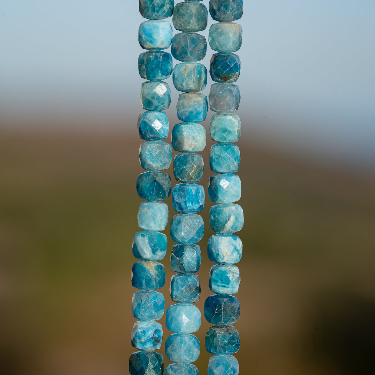 Perles cubes facettes en Apatite bleue de 5 mm ( 1/2 rang de env 46 perles )