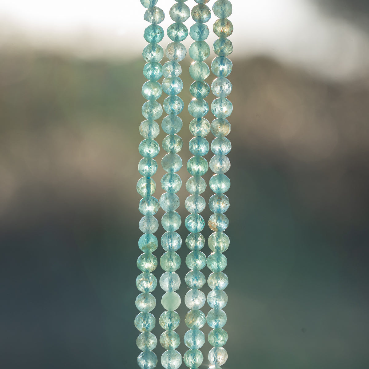 Perles rondes facettes en Apatite bleue de 4,3 mm ( rang de env 100 perles )