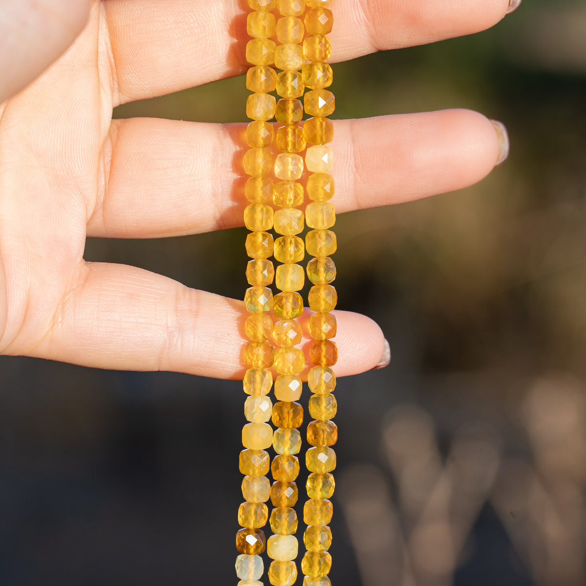 Perles cubes facettes en Opale jaune de 5 mm ( 1/2 rang de env 41 perles )