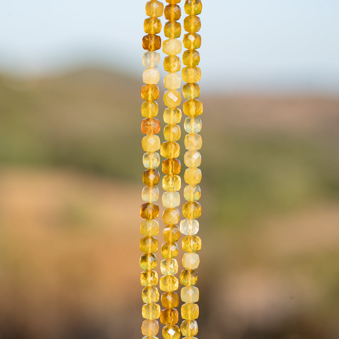 Perles cubes facettes en Opale jaune de 5 mm ( 1/2 rang de env 41 perles )