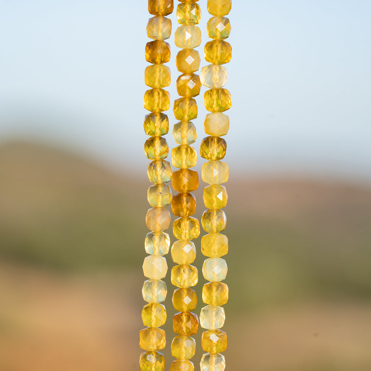 Perles cubes facettes en Opale jaune de 5 mm ( 1/2 rang de env 41 perles )