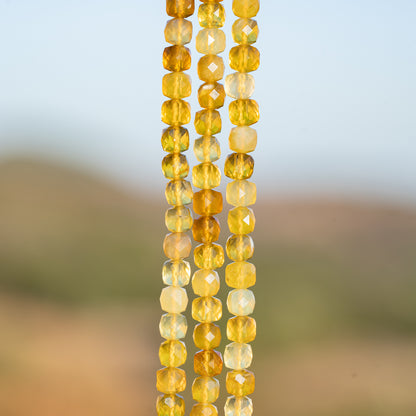 Perles cubes facettes en Opale jaune de 5 mm ( 1/2 rang de env 41 perles )