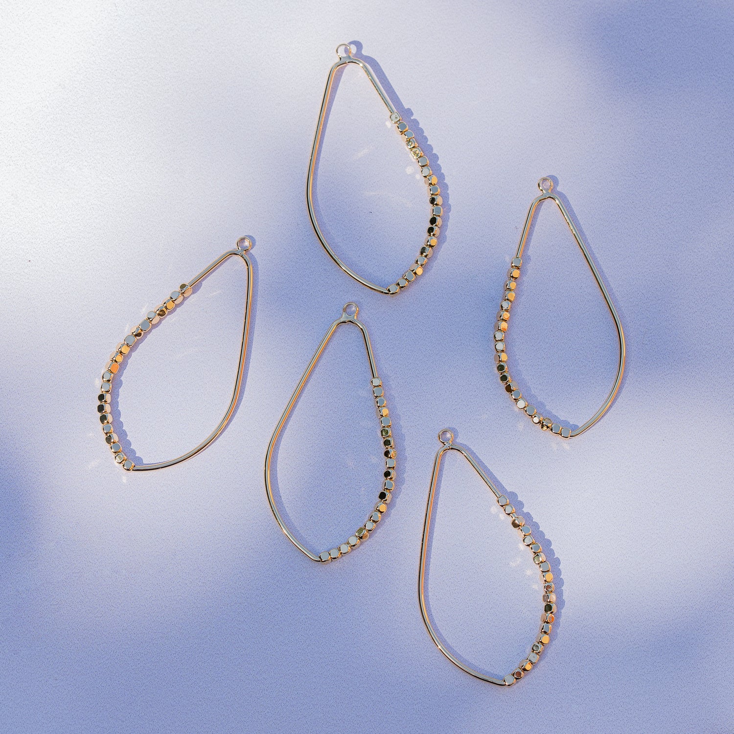 Breloque connecteur goutte perlée en laiton plaqué or 18k de 48 mm ( à l&