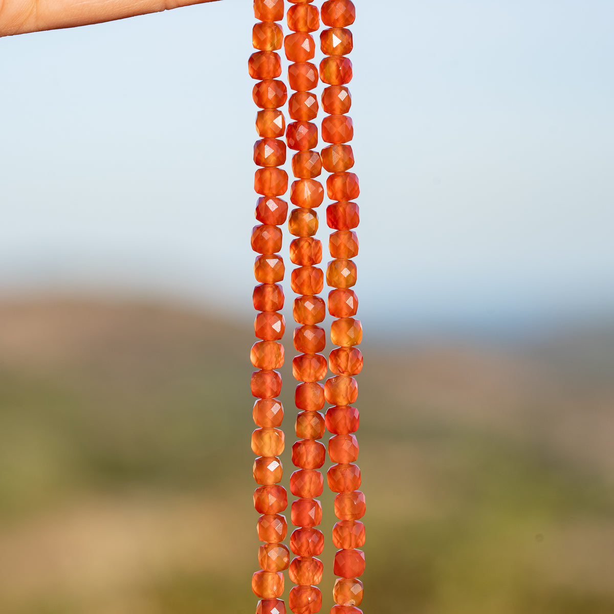 Perles cubes facettes de Cornaline de 4,5 mm ( 1/2 rang de env 47 perles )