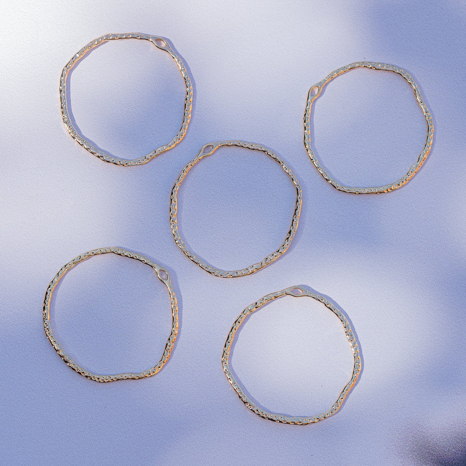 Breloque connecteur ronde texturée en laiton plaqué or 18k de 37,5 mm ( à l&