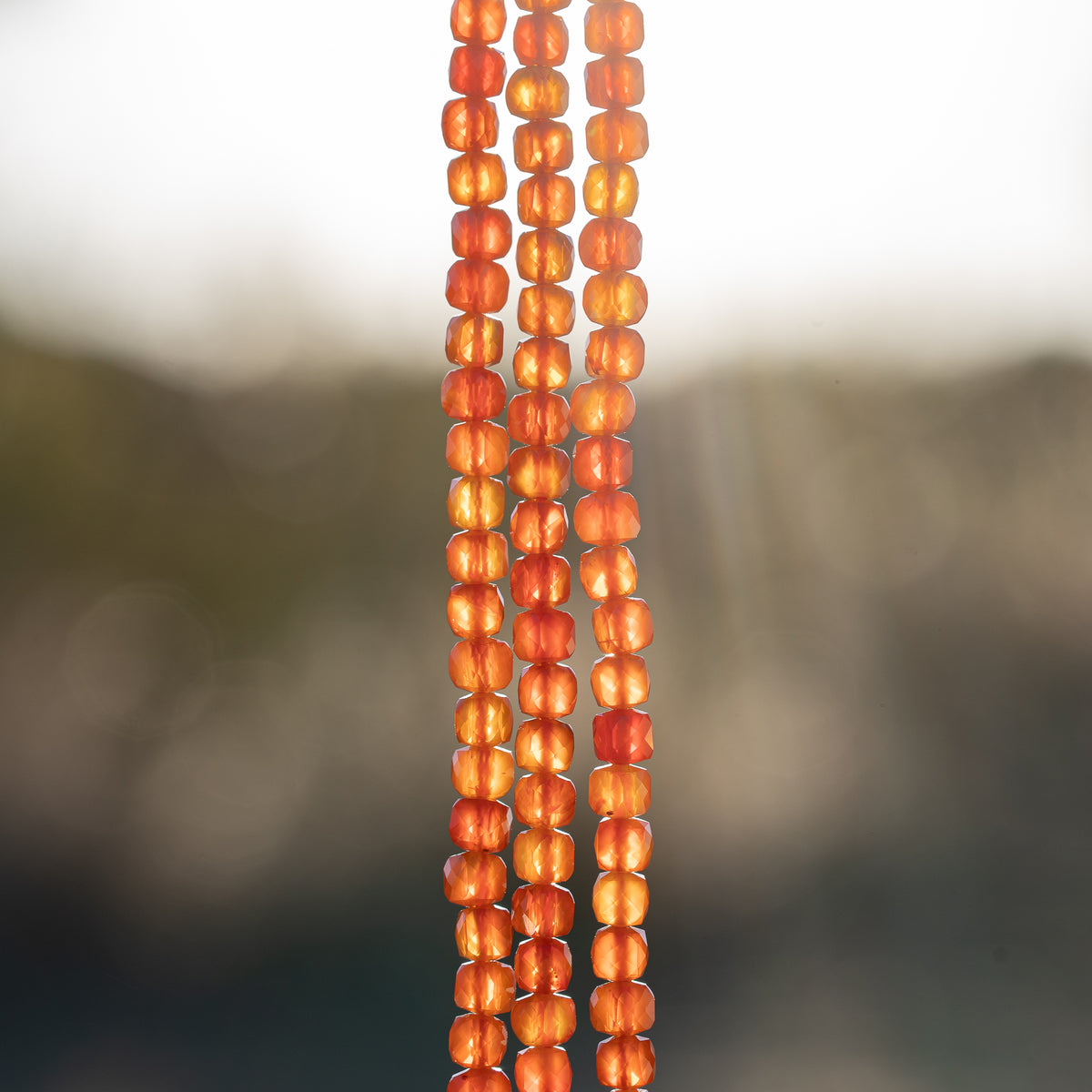 Perles cubes facettes de Cornaline de 4,5 mm ( 1/2 rang de env 47 perles )