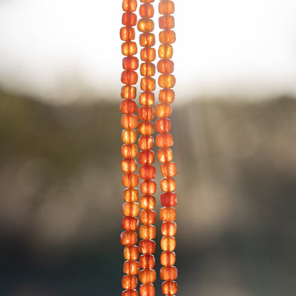 Perles cubes facettes de Cornaline de 4,5 mm ( 1/2 rang de env 47 perles )