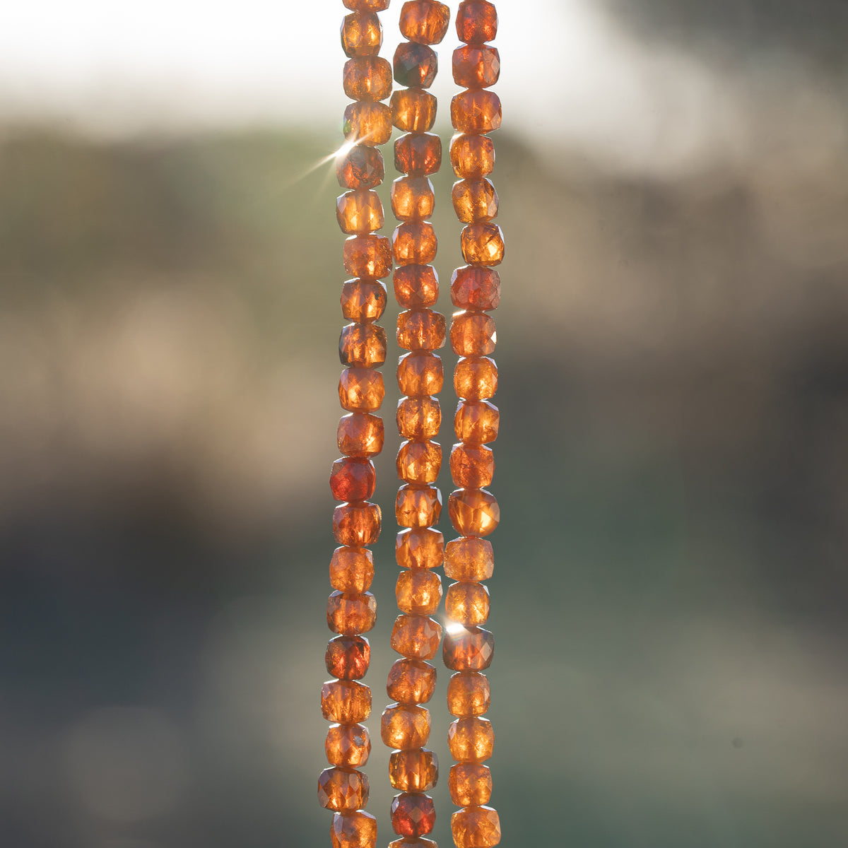 Perles cubes facettes de Grenat hessonite de 4,5 mm ( 1/2 rang de env 45 perles )
