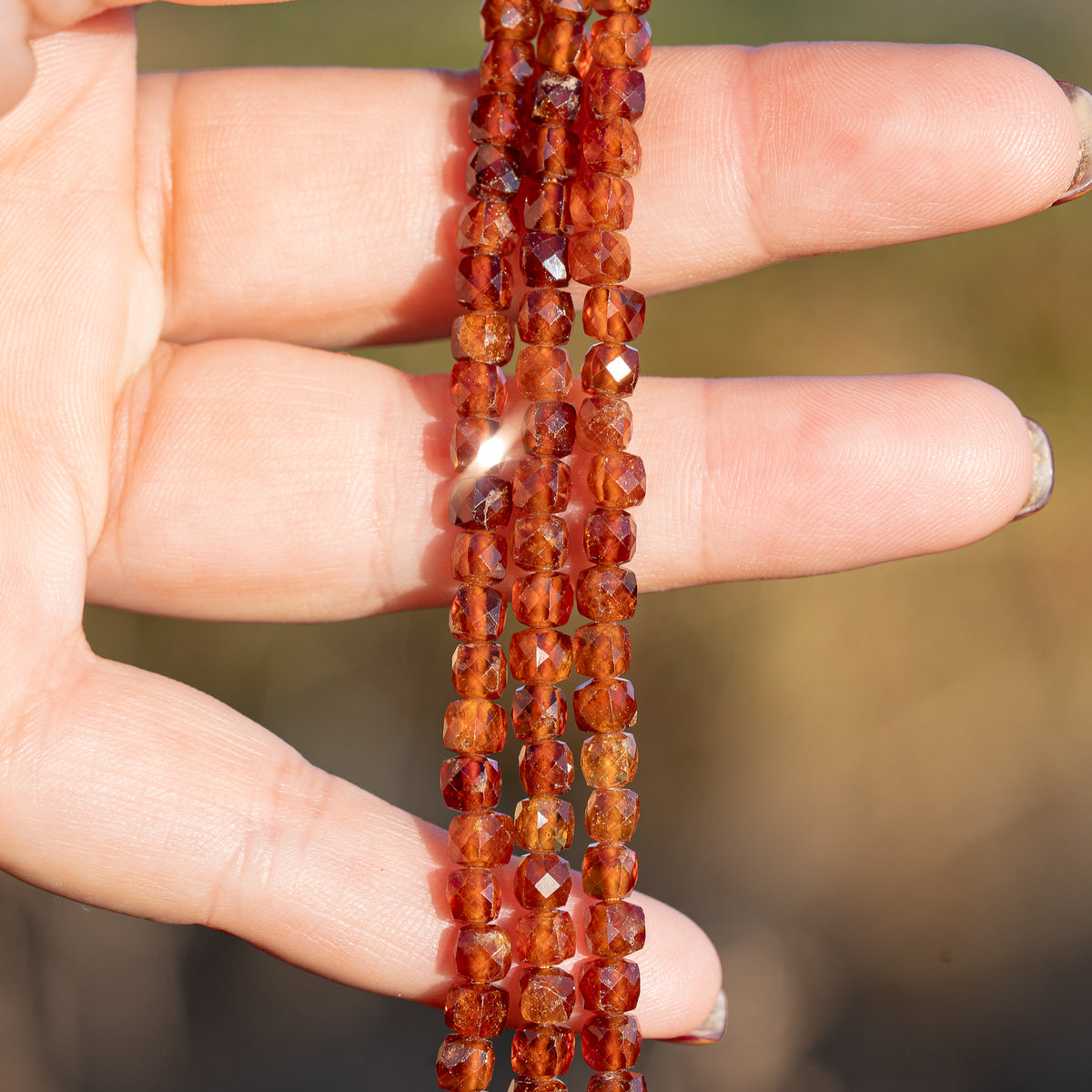 Perles cubes facettes de Grenat hessonite de 4,5 mm ( 1/2 rang de env 45 perles )