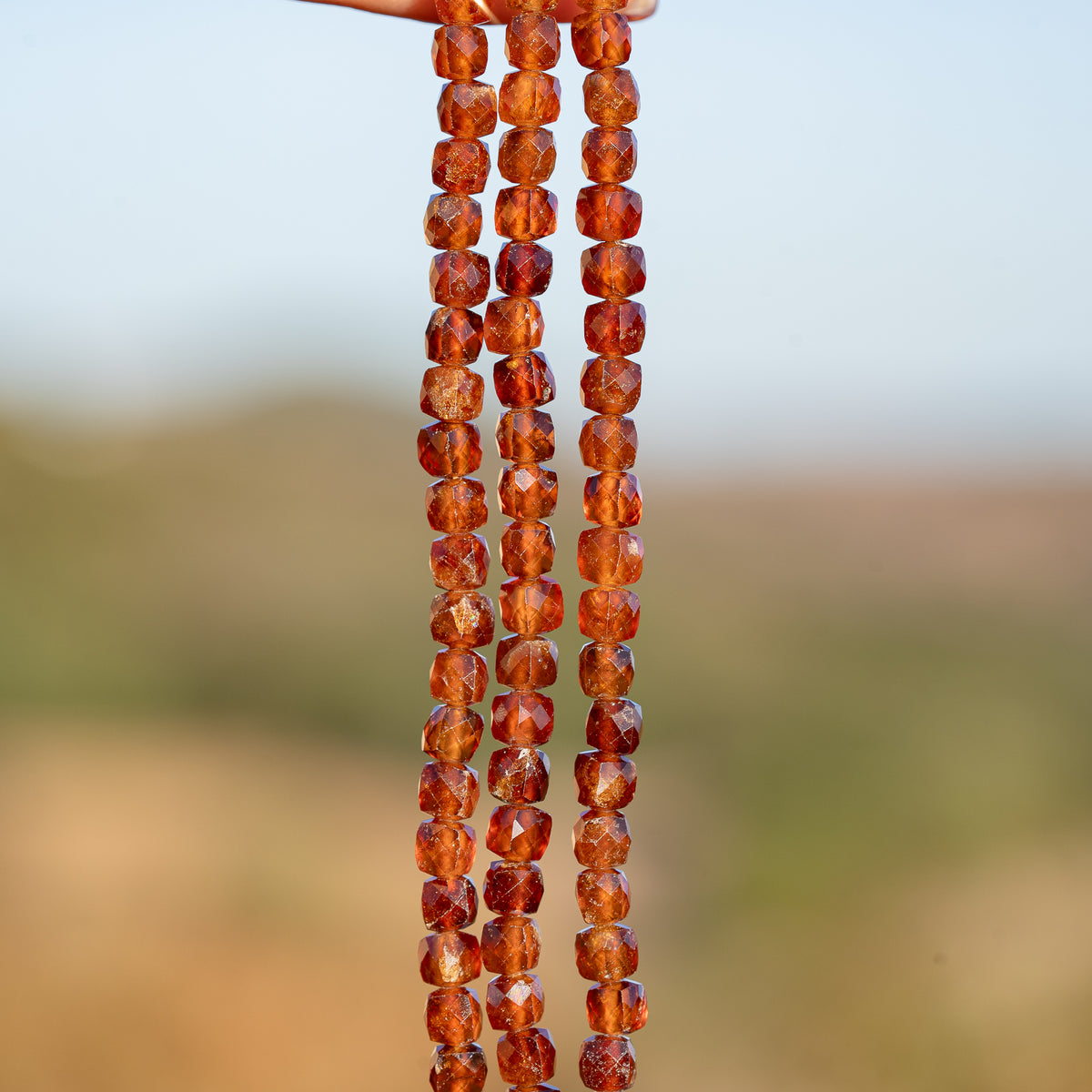 Perles cubes facettes de Grenat hessonite de 4,5 mm ( 1/2 rang de env 45 perles )