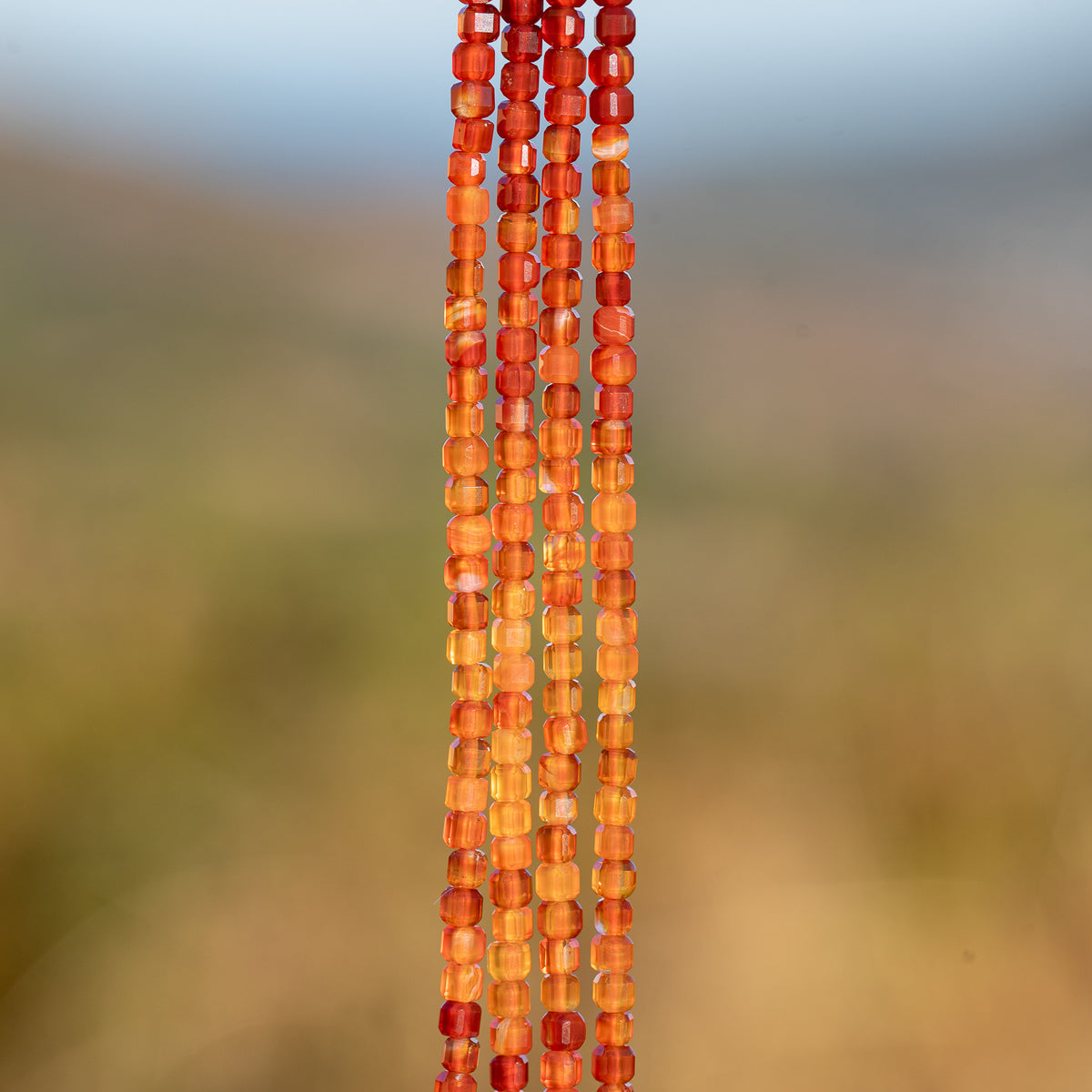 Perles cubes facettes de Cornaline de 2,5 mm ( rang de env 158 perles )