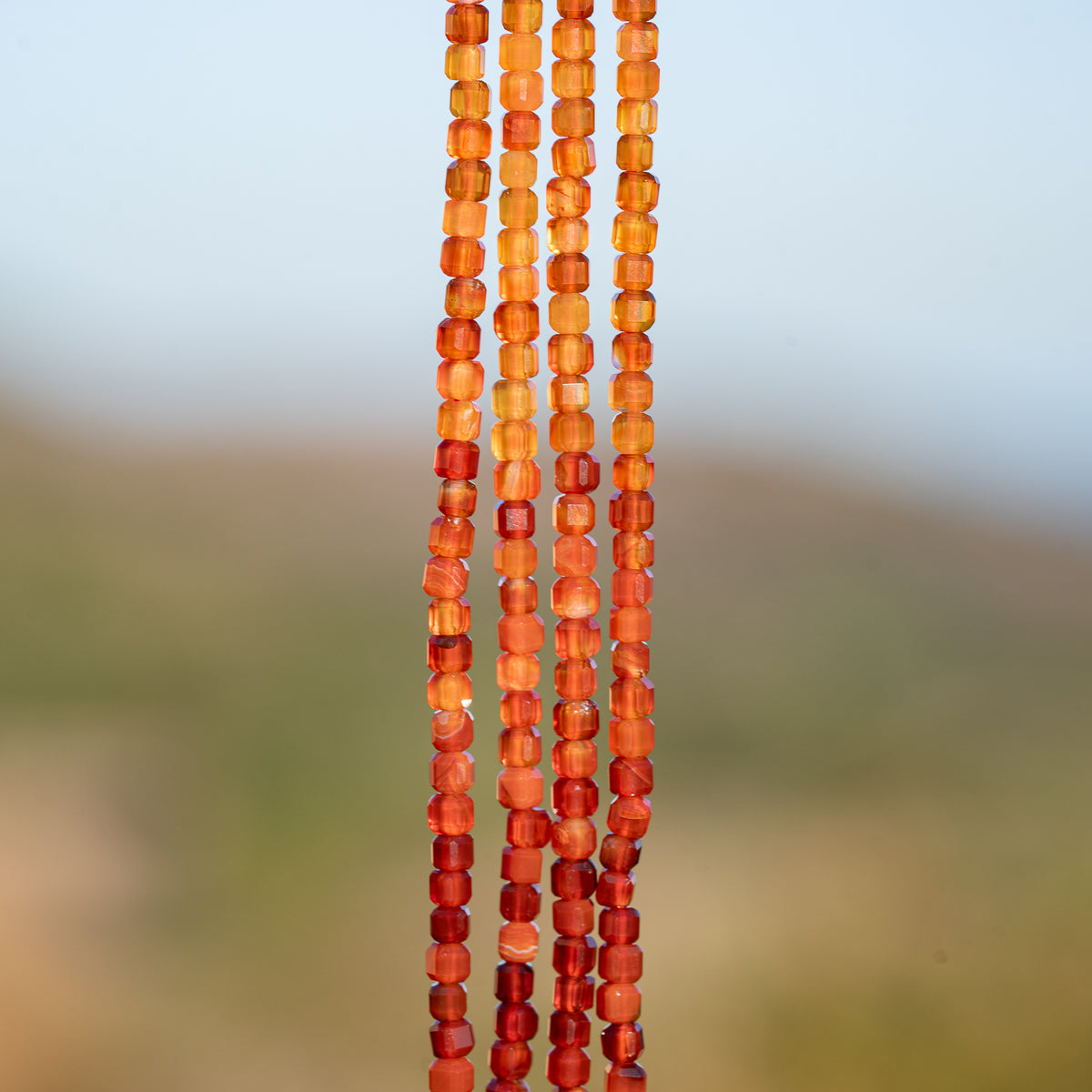 Perles cubes facettes de Cornaline de 2,5 mm ( rang de env 158 perles )